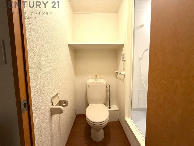 トイレ　頭上に収納あります☆