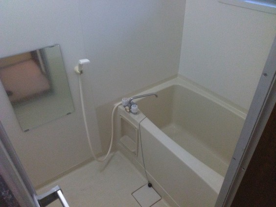 バス・シャワールーム　浴室にも窓があり、換気に便利です。