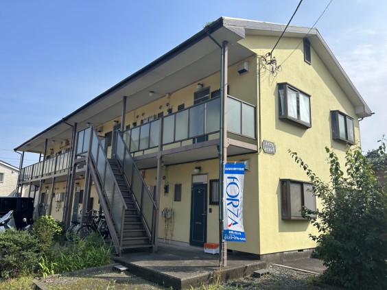 建物外観　本厚木駅からバス１３分、敷地内に駐車場もあります。