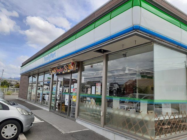 コンビニ　ファミリーマート岩出川尻店様（コンビニ）まで500m