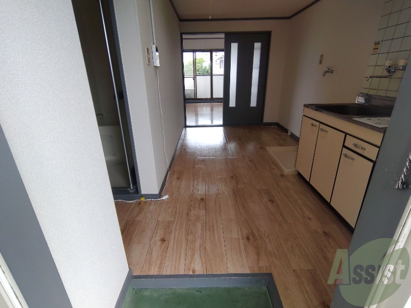 玄関　玄関からの様子です。綺麗なフローリングが広がっています。