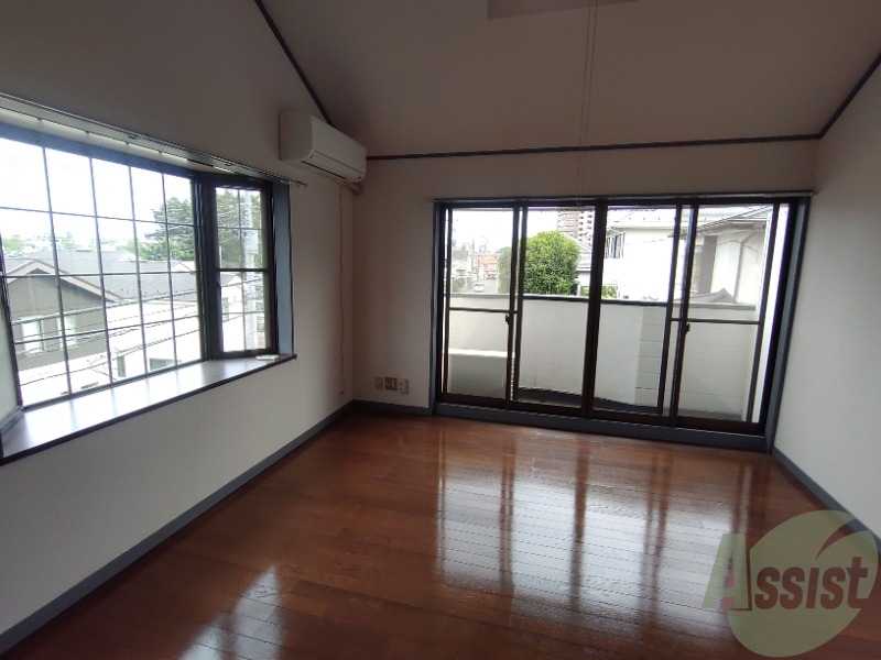 居室・リビング　広くきれいなリビングは明るい光も良く差します。