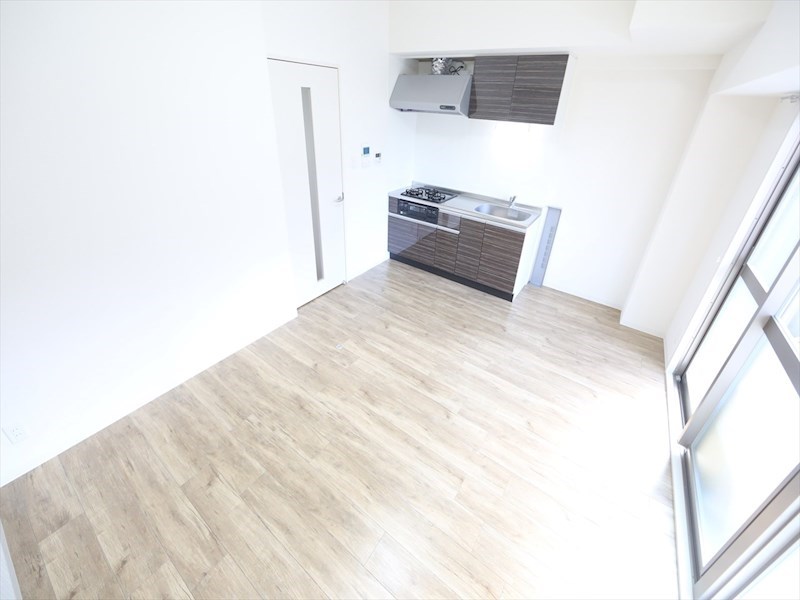 バルコニー　LDK10帖　バルコニーに面しています