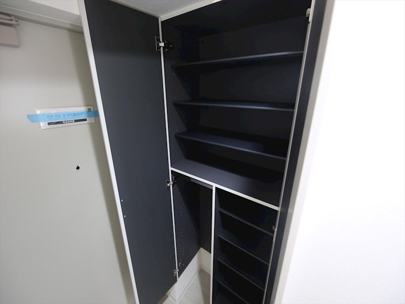 玄関　玄関　シューズボックス付（収納充実してます）