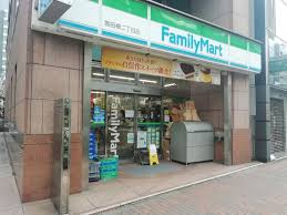 コンビニ　ファミリーマート飯田橋二丁目店（コンビニ）まで422m