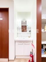 洗面設備　明るい洗面所です