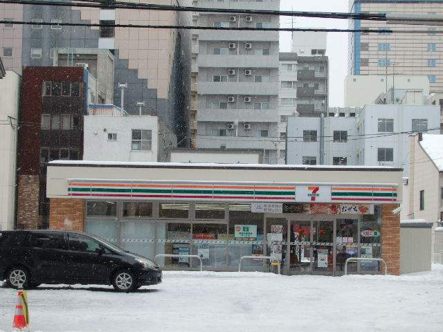 コンビニ　セブンイレブン（コンビニ）まで234m