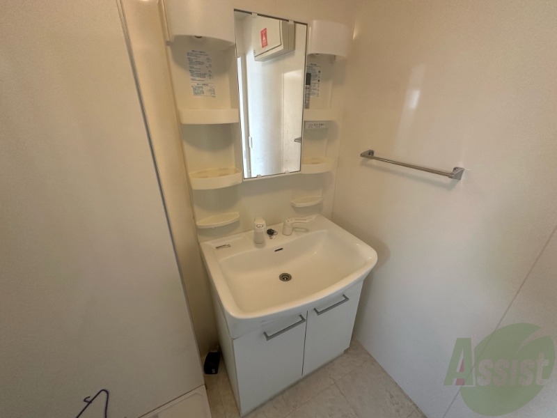 洗面設備　独立洗面台。朝の身支度はここでばっちり決めましょう。