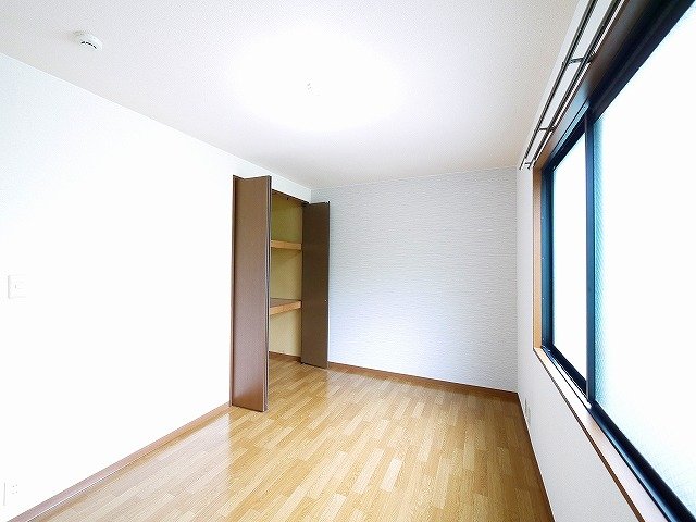 その他部屋・スペース　広くて明るい寝室