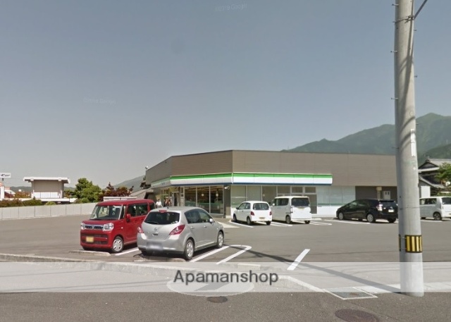 コンビニ　ファミリーマート（コンビニ）まで788m