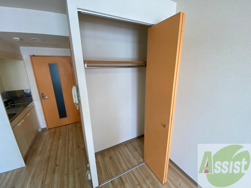 収納　こちらの収納にはハンガーをかけて服もしまえますね。