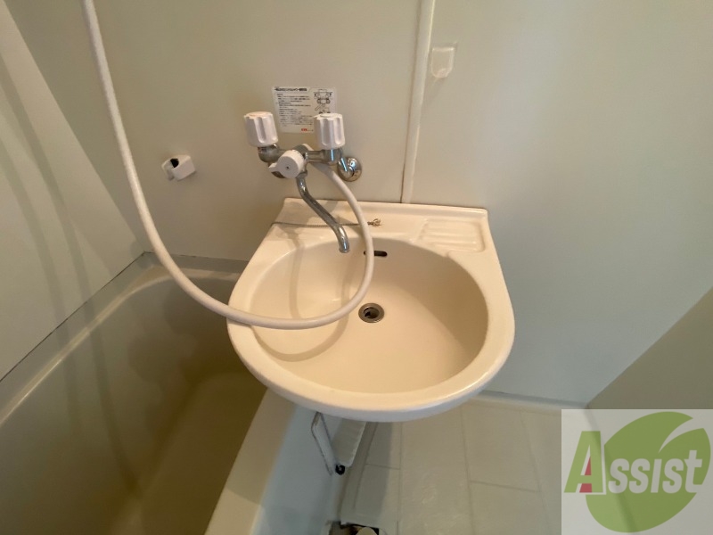 洗面設備　ユニットバス内の洗面台です。朝の身支度もスムーズです。