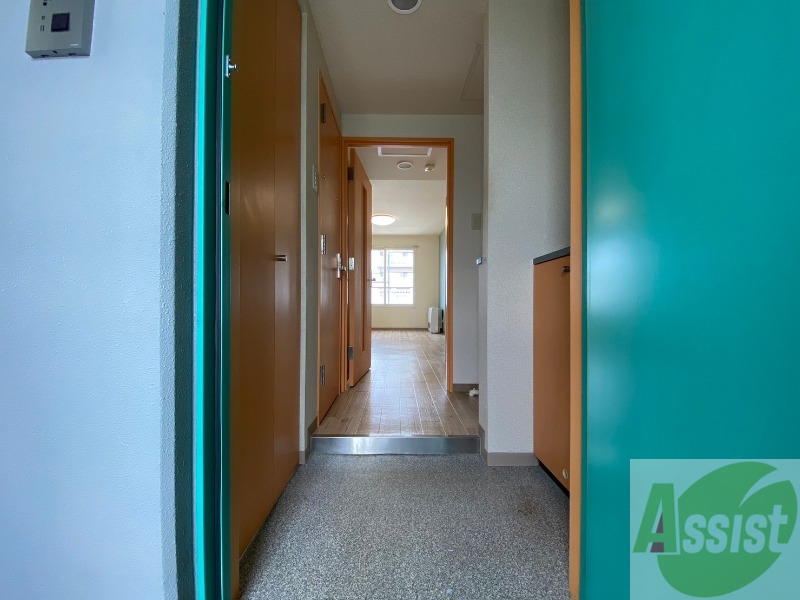 玄関　玄関です。すぐ広いリビングにつながっています。