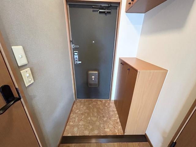 玄関　吊り戸付きのカウンター下駄箱