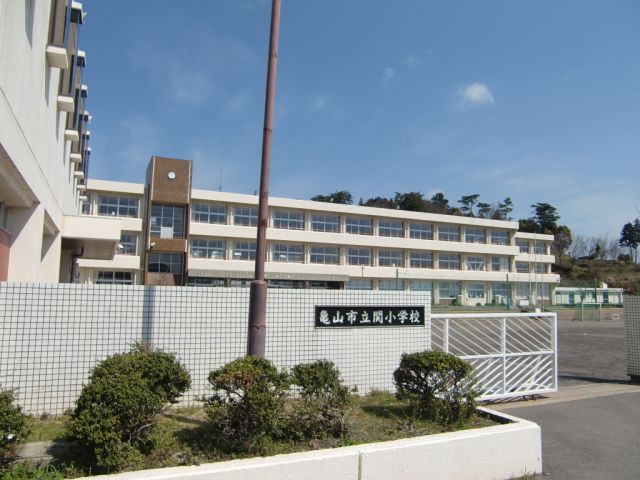 小学校　市立関小学校（小学校）まで1700m