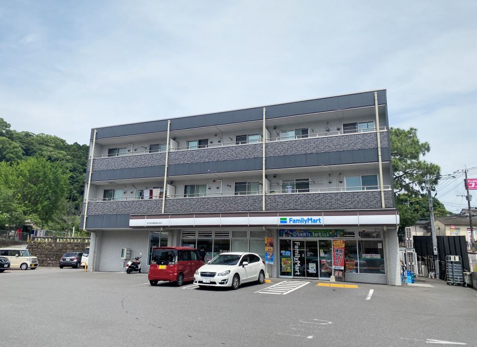 コンビニ　ファミリーマート鹿児島県護国神社前店（コンビニ）まで400m