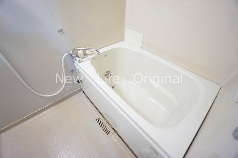 バス・シャワールーム　追い焚き機能付きの浴室です☆