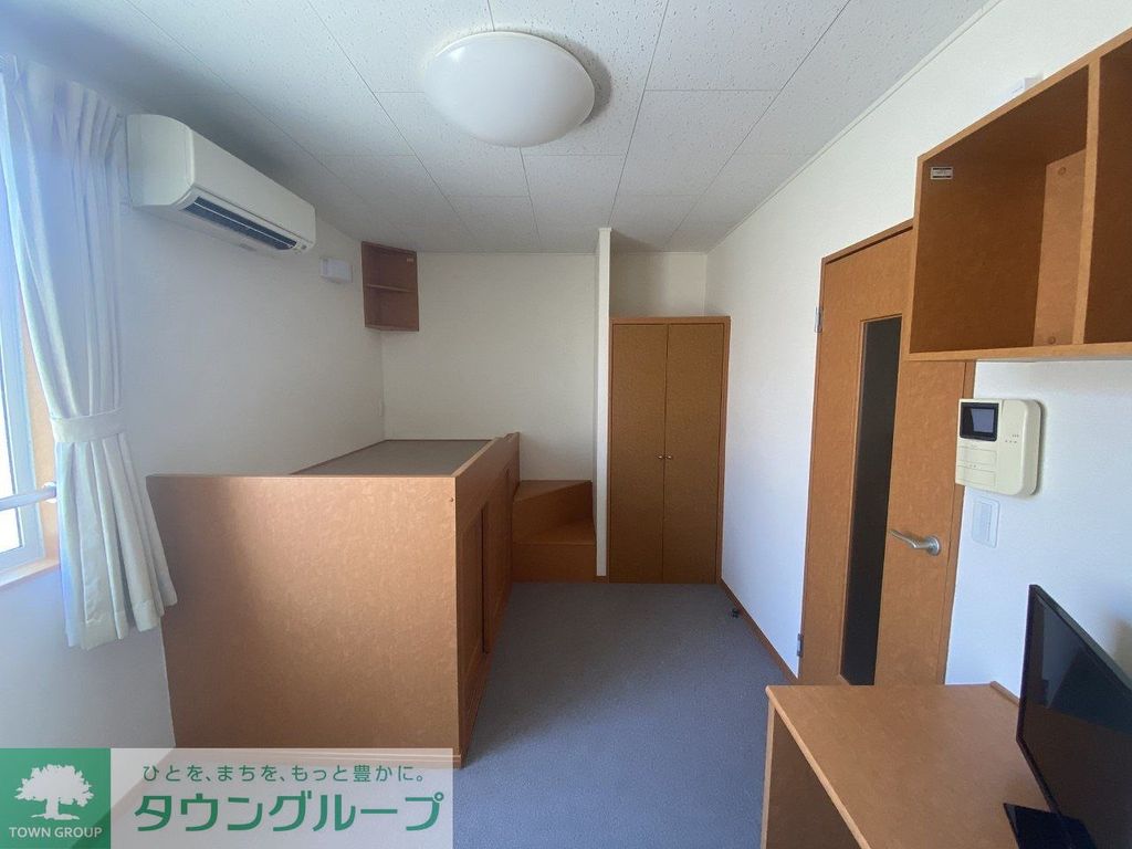 居室・リビング　白基調の落ち着いた室内