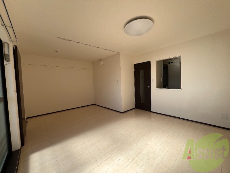 居室・リビング　１０．１帖の洋室になります。フローリングもピカピカです☆