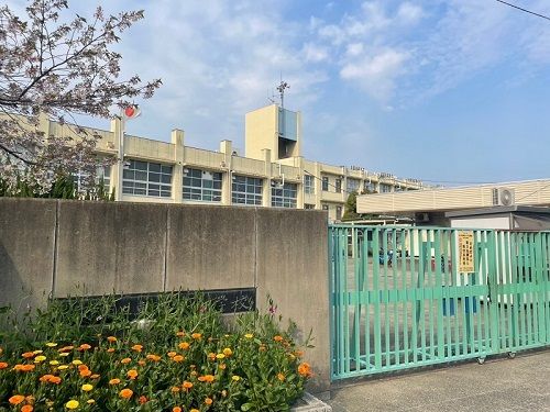 小学校　枚方市立東香里小学校（小学校）まで950m