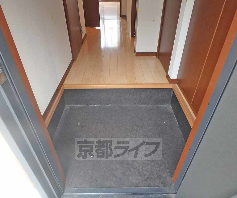 玄関　靴は揃えて
