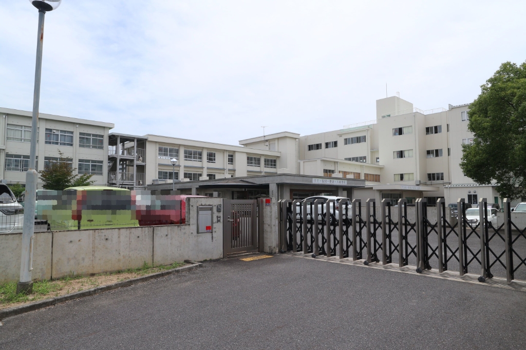 中学校　草津市立松原中学校（中学校）まで631m