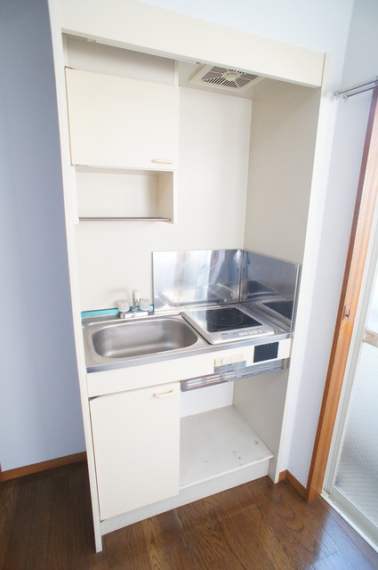 キッチン　コンパクトなキッチンでお掃除しやすいですね♪