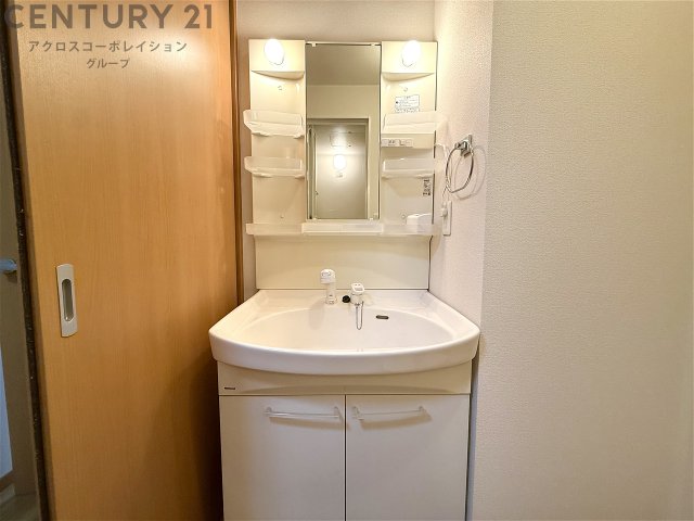 洗面設備　シャワー付き洗面台で便利！