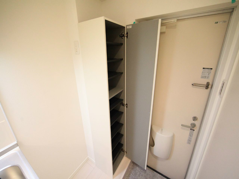 玄関　玄関　シューズボックス付（収納充実してます）