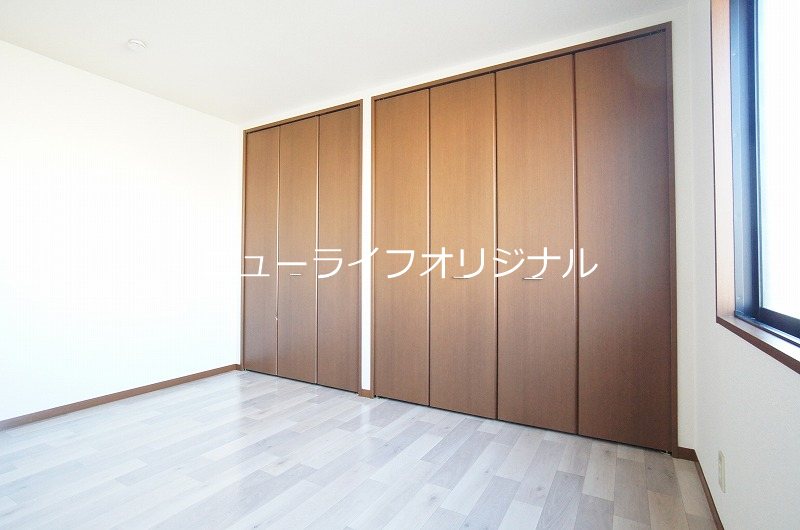 その他部屋・スペース　壁一面に収納が付いているのでお荷物がスッキリし空間も広々♪