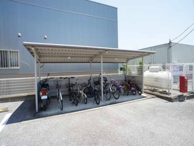 その他共有部分　屋根付きの駐輪場があります♪