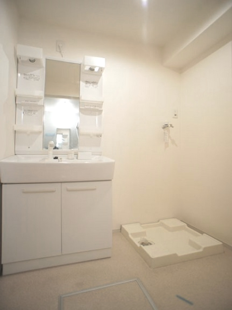 洗面設備　洗髪洗面化粧台と洗濯機置き場があります♪