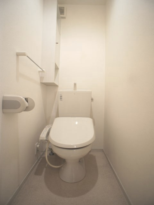 トイレ　温水洗浄暖房便座機能付きです♪