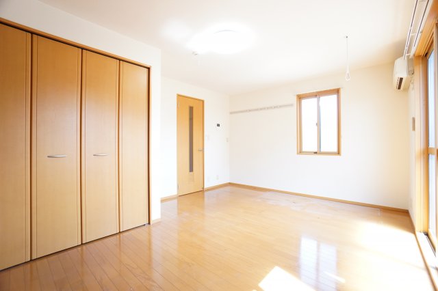 居室・リビング　※同物件・反転タイプの写真です。(※写真は角部屋です。)