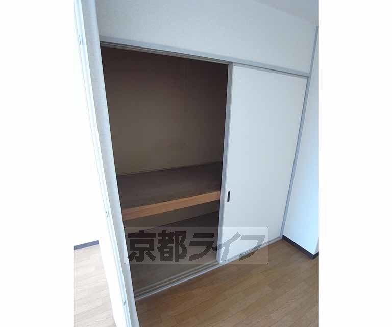 収納　非常に広い収納です。