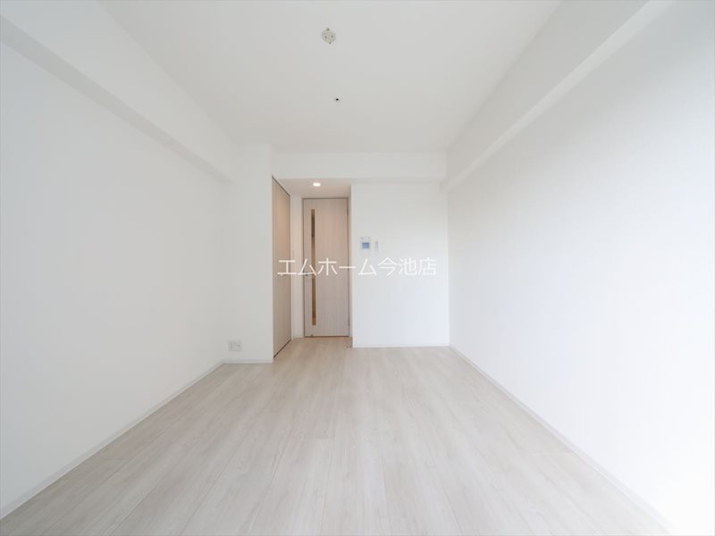 居室・リビング　洋室7.8帖　エアコン付　バルコニー　同仕様写真