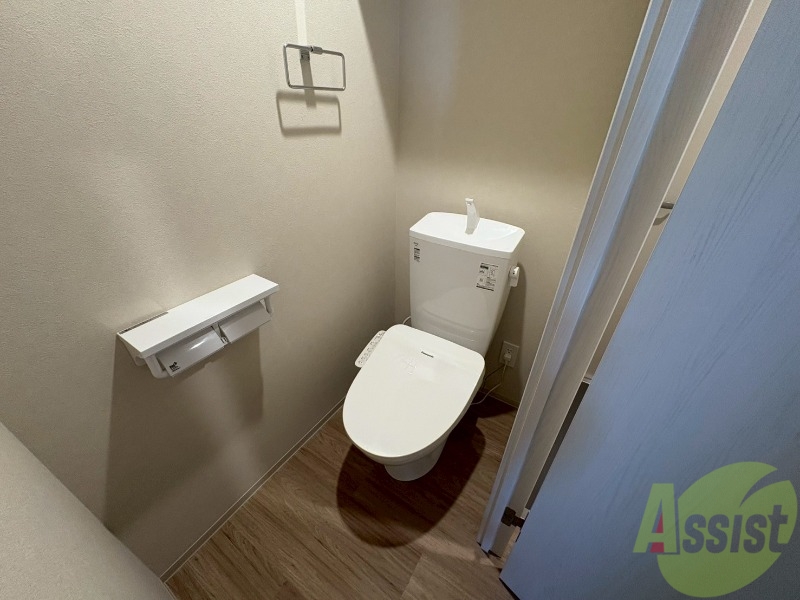 トイレ　広々お使いいただけるお手洗いになっています。