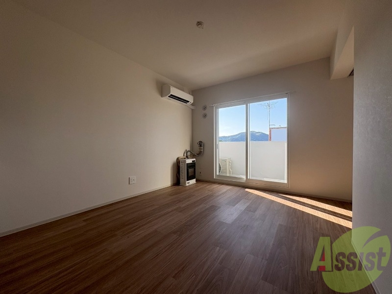 居室・リビング　フローリングや壁の色がお洒落な印象のリビングです。