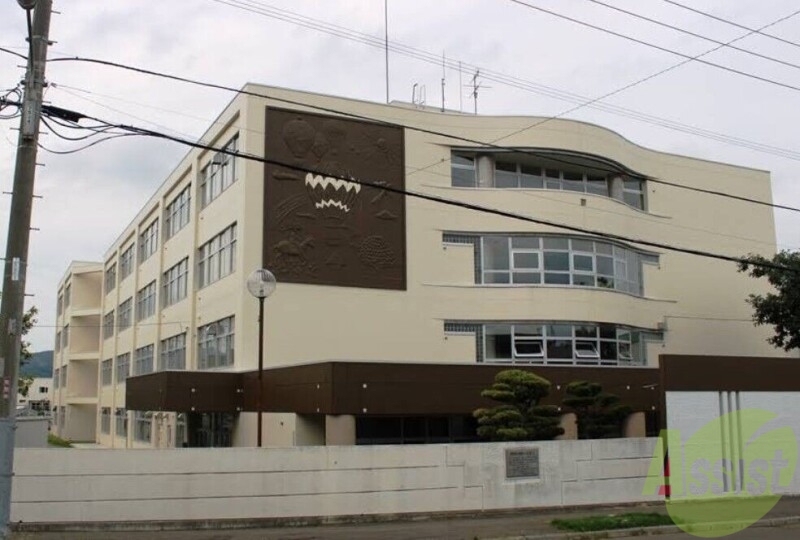 中学校　札幌市立西岡北中学校（中学校）まで710m