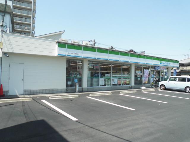 コンビニ　ファミリーマート（コンビニ）まで677m