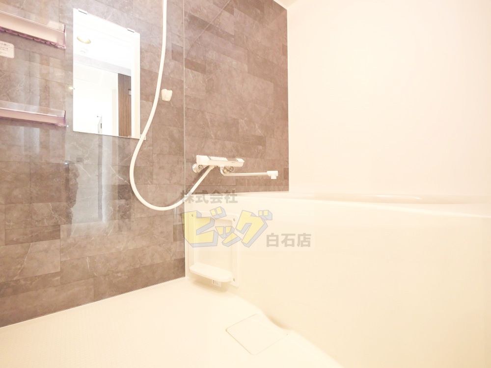 バス・シャワールーム　広々タイプのお風呂です♪