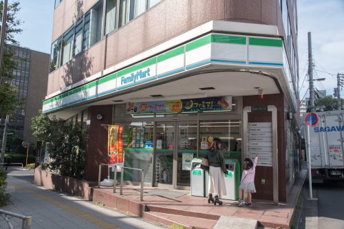 コンビニ　ファミリーマート 目黒青葉台四丁目店（コンビニ）まで2197m