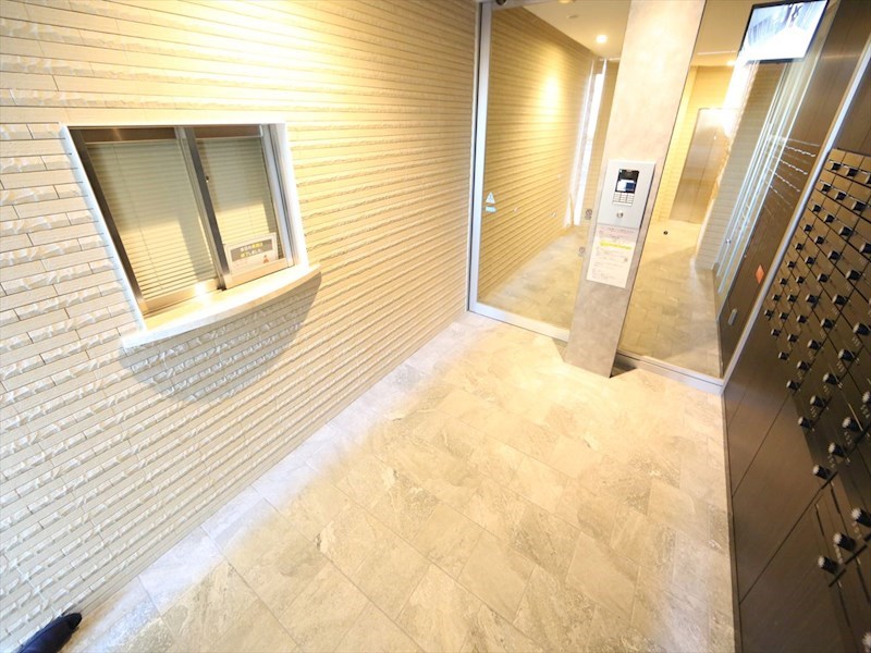 エントランス　エントランス　オートロック　宅配ＢＯＸ　防犯カメラ