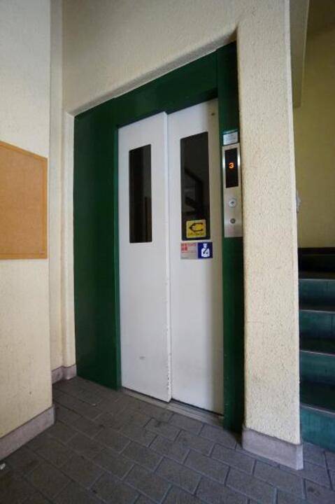 エントランス　エレベーター