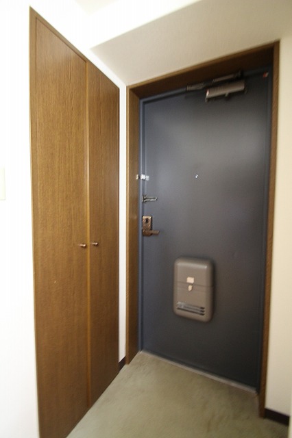 玄関　同物件、別号室のものです。
