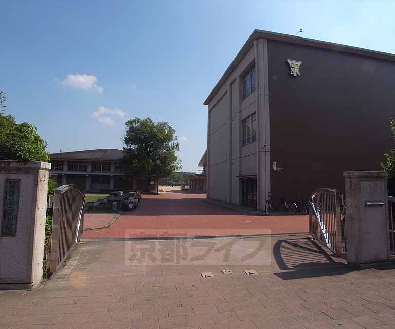 中学校　四条中学校（中学校）まで298m