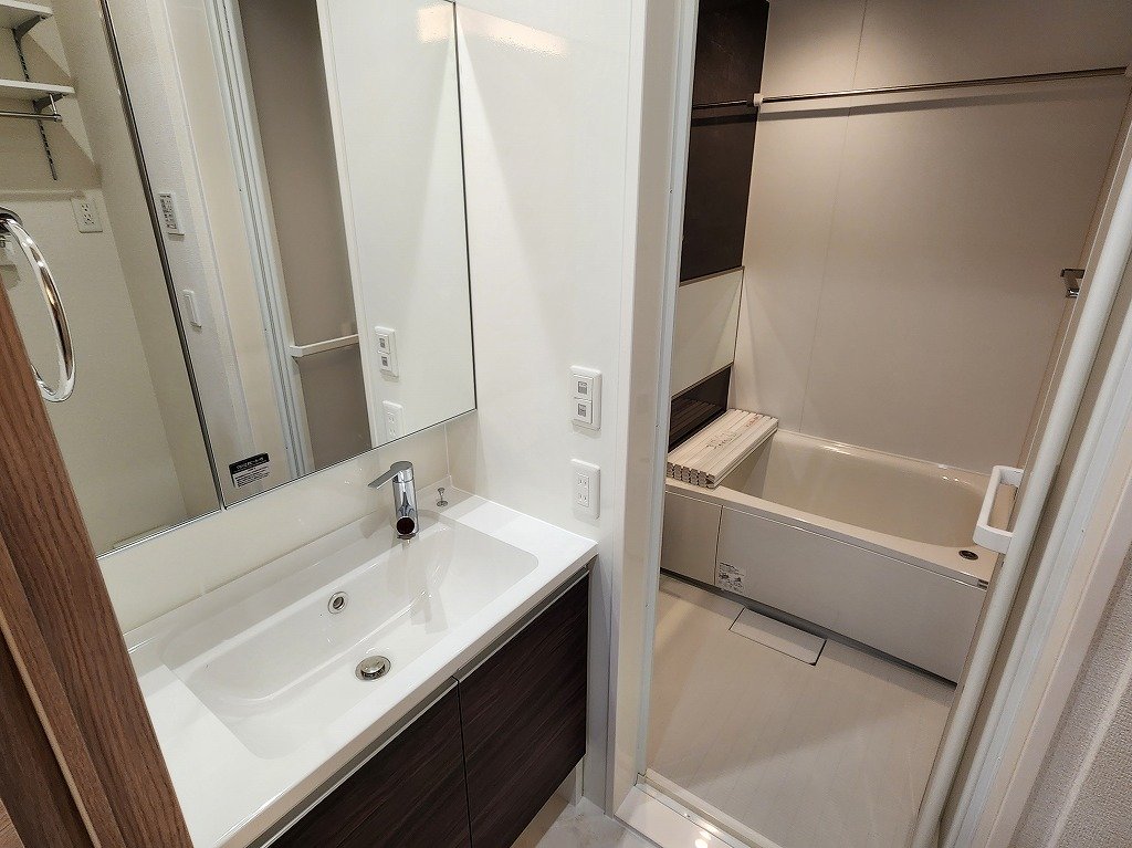 洗面設備　扉付脱衣所　洗髪洗面化粧台・室内洗濯機置場