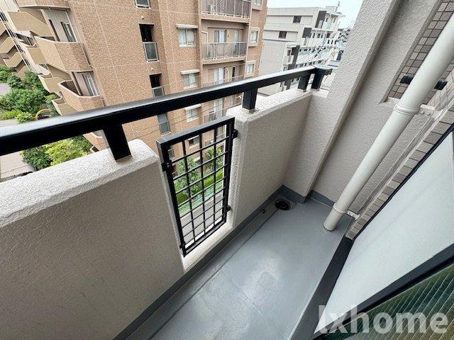 バルコニー　暖かな日差しのふりそそぐバルコニー