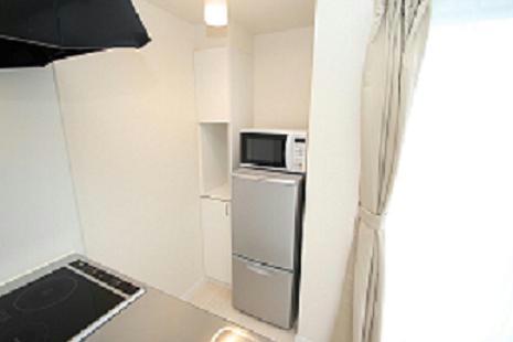 キッチン　カップボード。キッチンの背面には食器棚を標準装備。