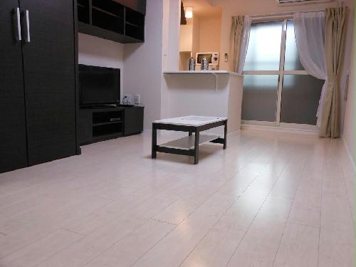 居室・リビング　同タイプモデルルーム写真　食器他装飾品類は付属しません。